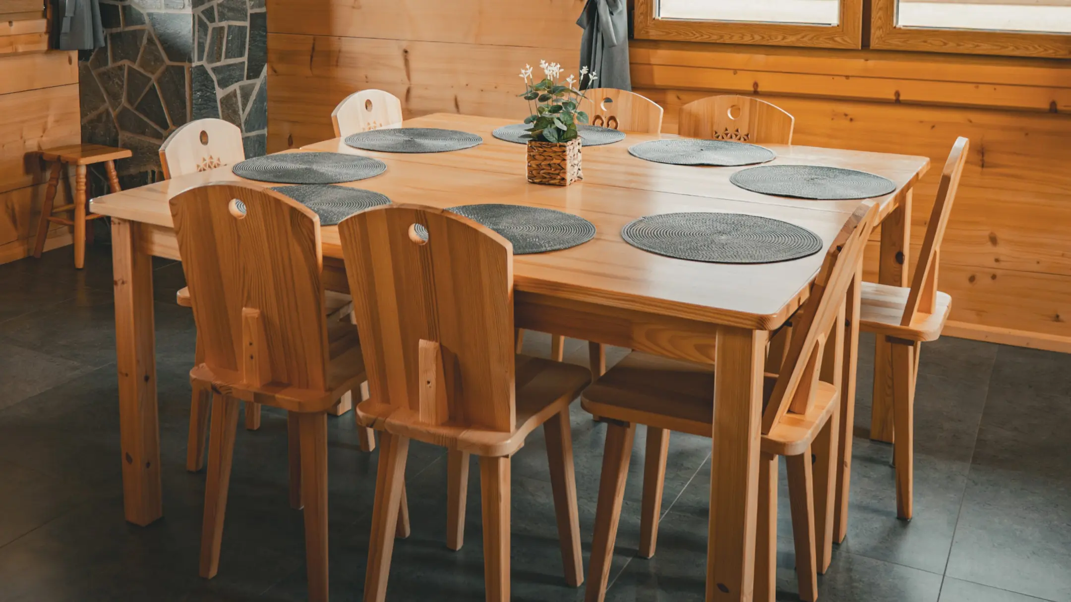 Zdjęcie boku domku dziki raj